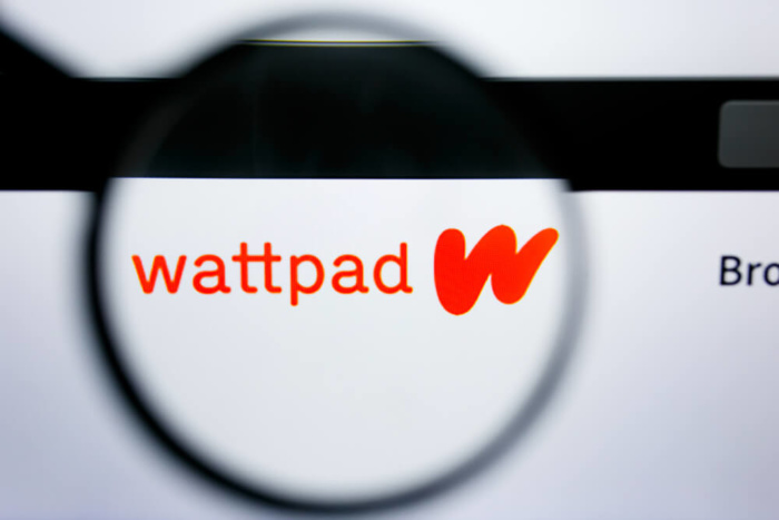 lupa ampliando logo de aplicativo wattpad em tela de computador
