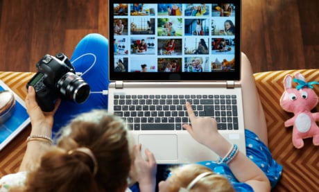 mulheres sentadas em frente a laptop com diferentes thumbnails em tela