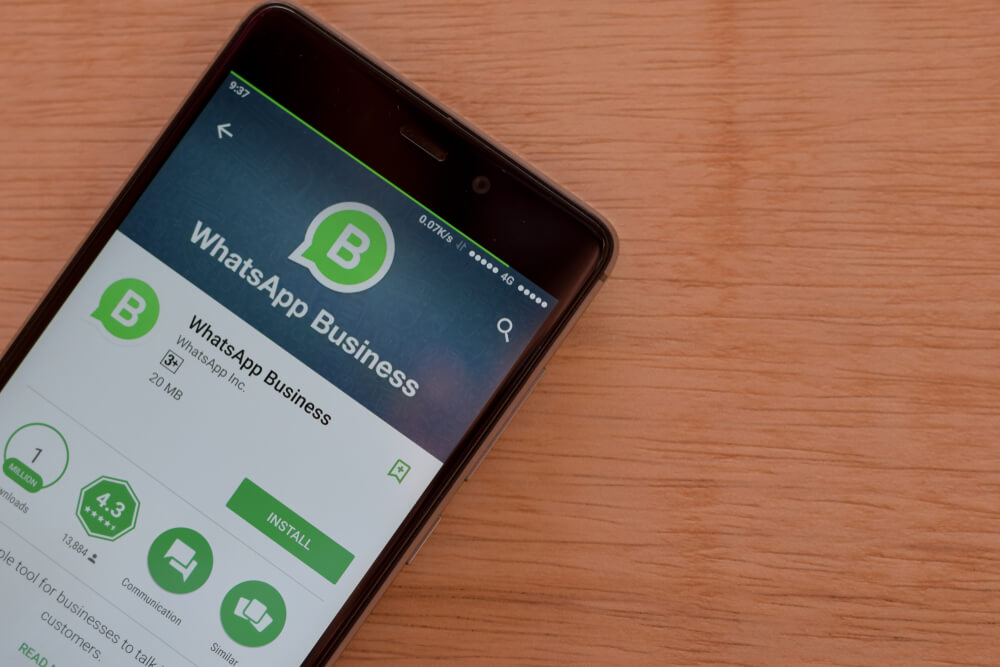 opçao baixar aplicativo whatsapp business em tela de smartphone sob mesa