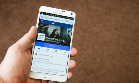 pagina do aplicativo facebook em tela de smartphone