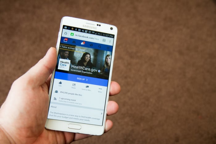 pagina do aplicativo facebook em tela de smartphone
