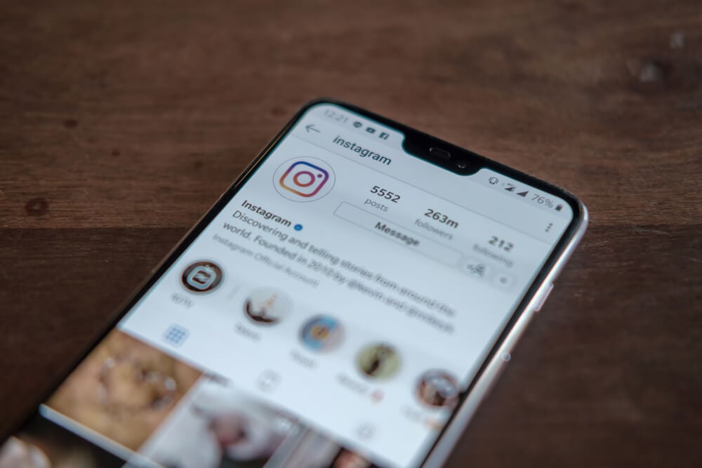 perfil do aplicativo instagram em tela de smartphone