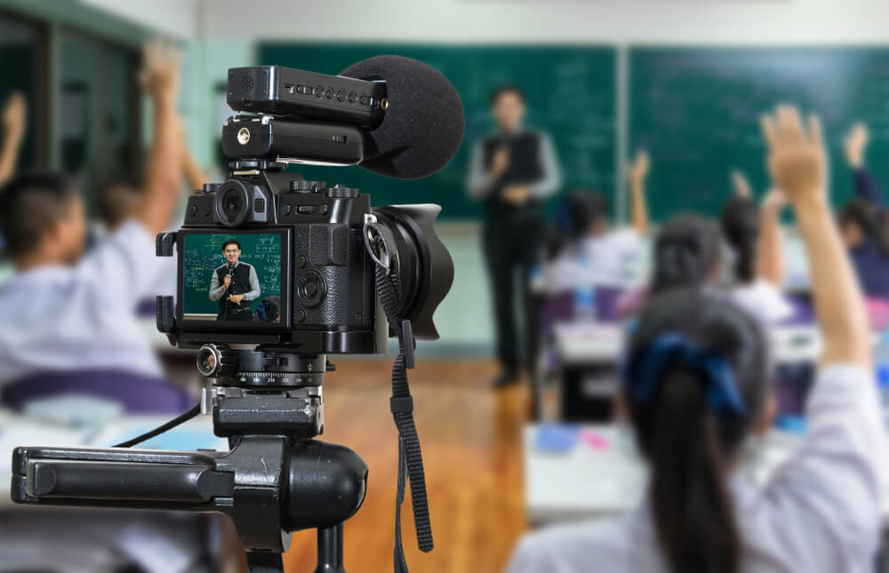 professor em meio a aula gravando vlog de aula para plataforma digital