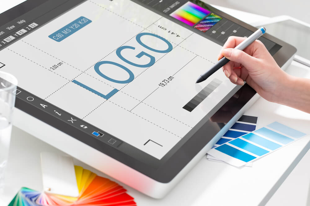 profissional em design criando logo de marca em tablet