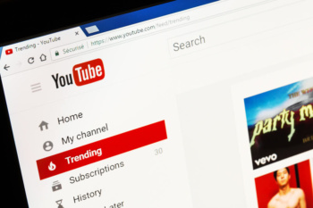 pagina inicial da plataforma youtube em tela de computador