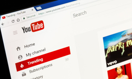 pagina inicial da plataforma youtube em tela de computador