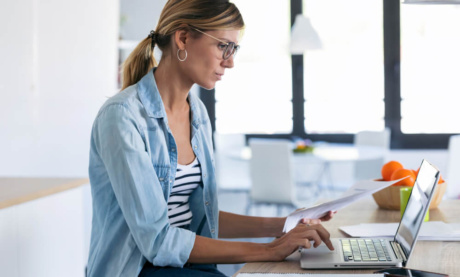 profissional de e-business trabalhando séria