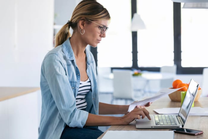 profissional de e-business trabalhando séria