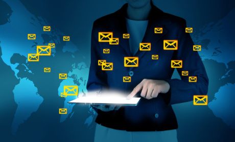 profissional com acesso a ferramentas de email marketing