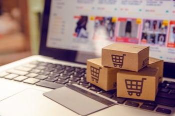 Cartão de crédito em cima do notebook aberto em algum marketplace