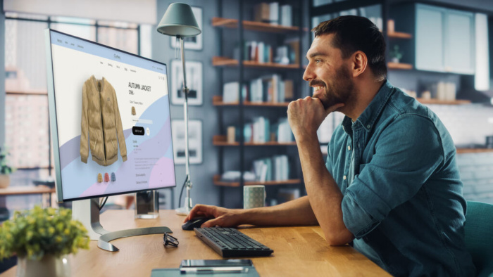 Homem comprando em site que usa plataformas de e-commerce