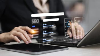 representação de uma tela de busca com vários resultados otimizados por especialistas de SEO sobre telas de tablet e computador.