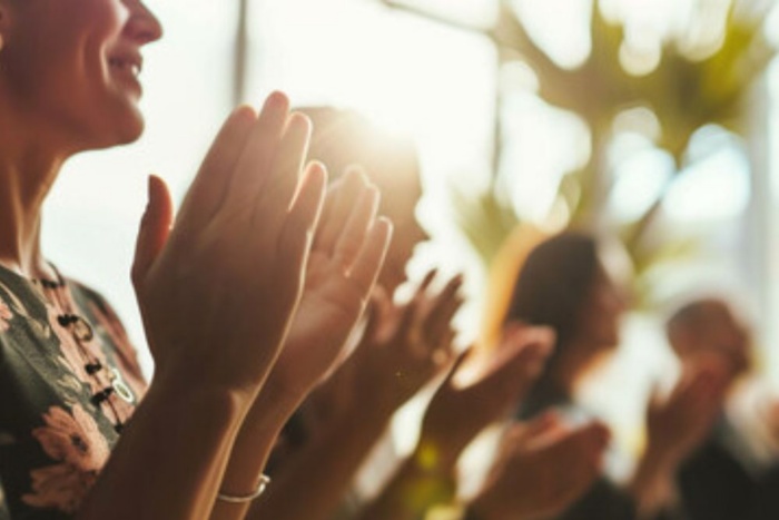 Pessoas aplaudindo os cases de sucesso sobre como escolher uma agência de marketing digital para minha empresa