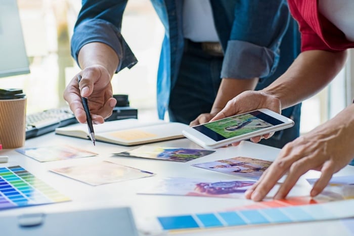 Quadro de planejamento estratégico com post-its coloridos para definir critérios de como escolher uma agência de marketing digital para minha empresa