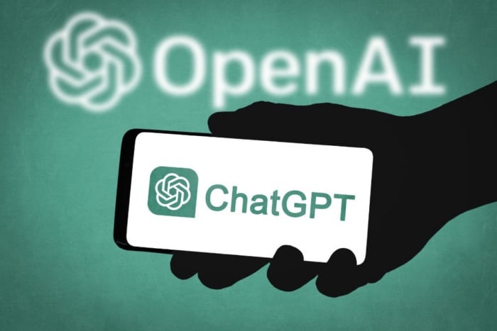 Silhueta de mão segurando um smartphone que exibe o logotipo e o nome do ChatGPT SEO, com a marca OpenAI brilhando ao fundo sobre uma parede verde texturizada.