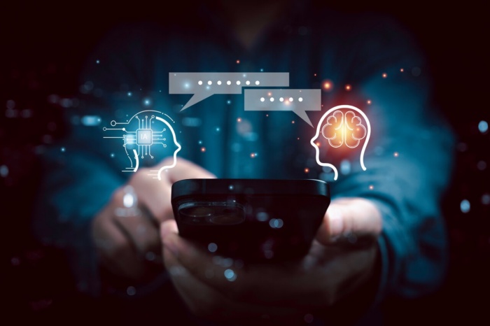Pessoa usando celular com dois ícones em transparência de inteligência artificial, ilustrando o Perplexity, o que é e quais são as suas funcionalidades.
