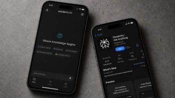 Dois smartphones exibem telas do Perplexity AI, sendo um com a tela inicial do app e outro com a tela da loja de aplicativos para baixar.
