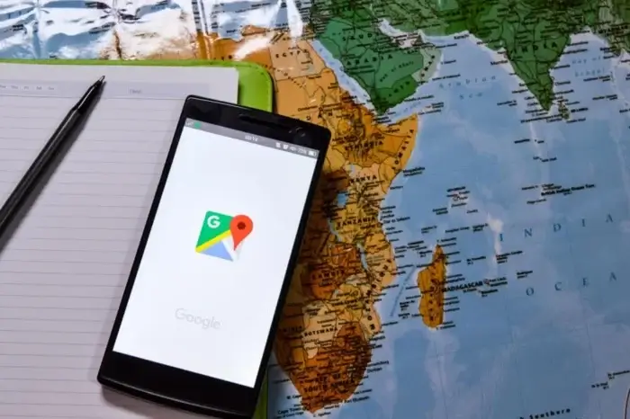 celular sobre um mapa mostrando como colocar as empresas no Google Maps
