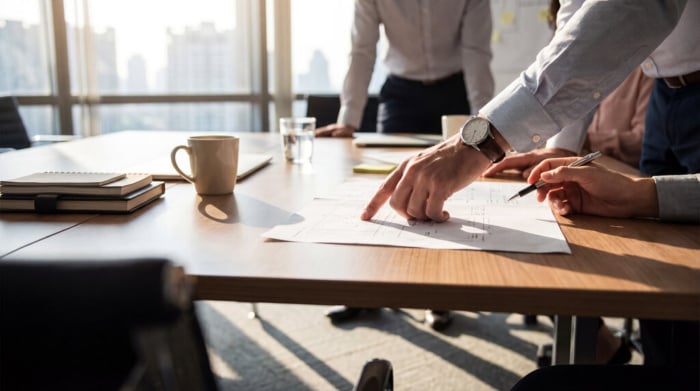 profissionais discutindo sobre o plano de marketing