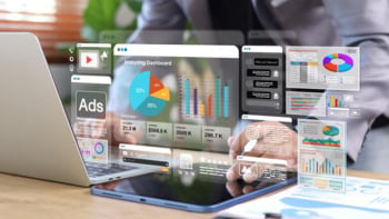 gráficos de diversas ferramentas de marketing sobre um tablet e notebook