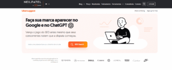 Captura de tela do Ubersuggest no site Neil Patel, com campo de pesquisa SEO e ilustração de pessoa usando notebook.