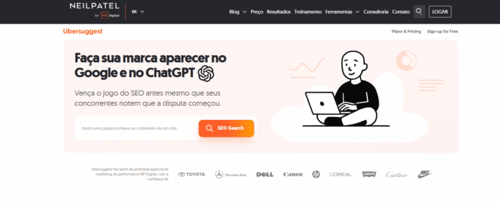 Captura de tela do Ubersuggest no site Neil Patel, com campo de pesquisa SEO e ilustração de pessoa usando notebook.