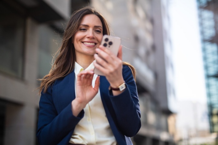 Mulher feliz acessando a internet em celular