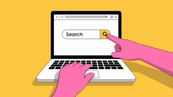 Mãos acessando barra de pesquisa em um site