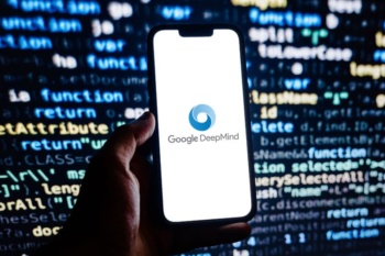 um celular aberto no google deepmind e muitos códigos em uma tela de fundo