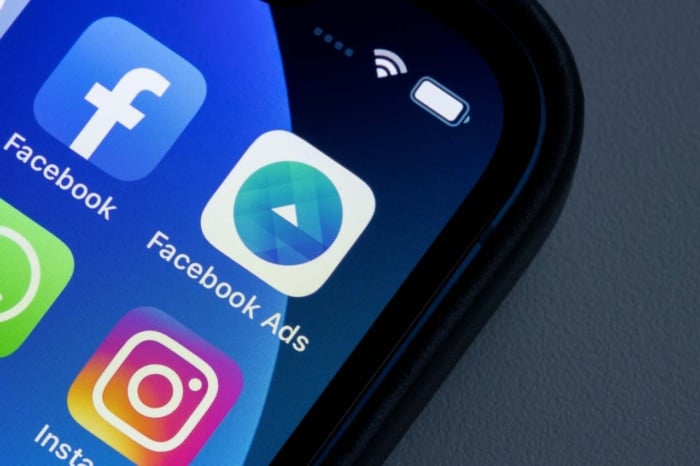 Um celular com o facebook ads instalado