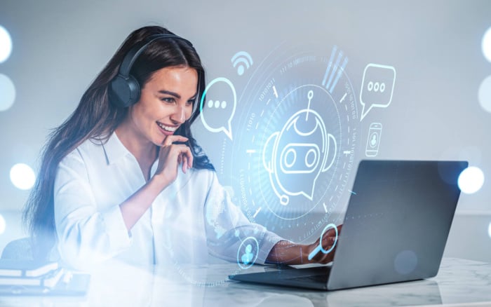 Profissional analisando métricas digitais no computador para entender o que é Share of Voice e como medir a visibilidade da marca