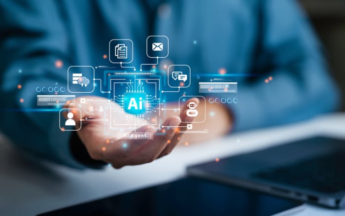 LLM tracking capa uma mão segurando a logo de AI