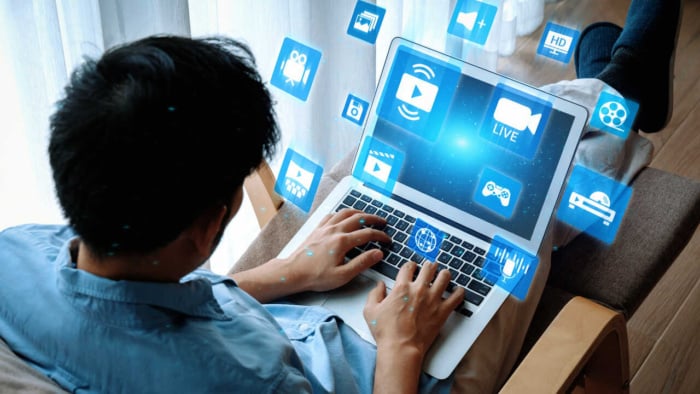 Usuário no notebook monitorando performance online e campanhas de mídia, simbolizando o conceito de Share of Voice no marketing digital