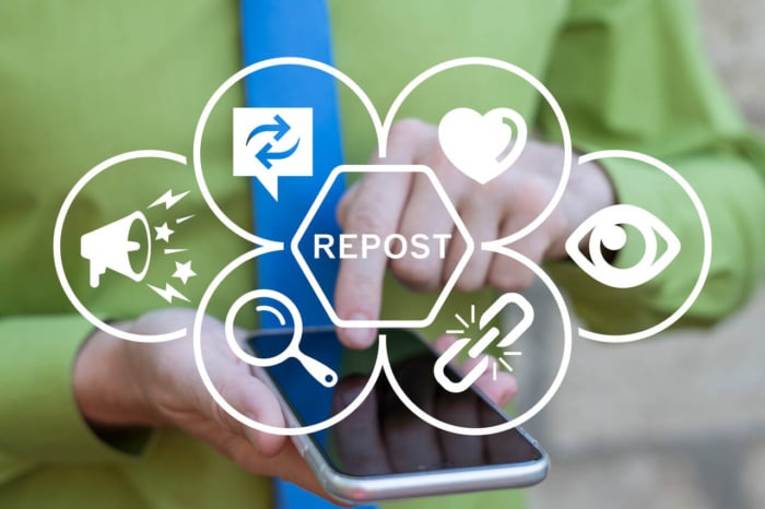 Pessoa utilizando smartphone com ícones de redes sociais e marketing digital representando ferramentas para calcular o Share of Voice