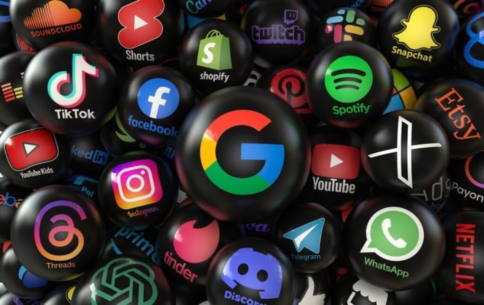 Close-up de ícones de redes sociais com notificações em um smartphone, representando acompanhamento de menções e interações no monitoramento de redes sociais.