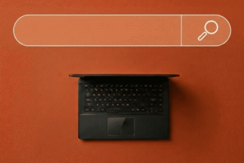 um notbook em cima de uma mesa laranja