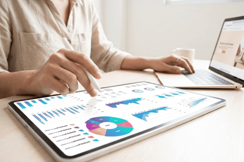 uma pessoas analisando métricas de resultados no google