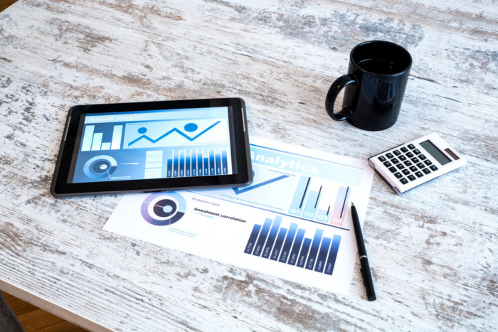 um tablet em cima da mesa ao lado do planejamento estratégico