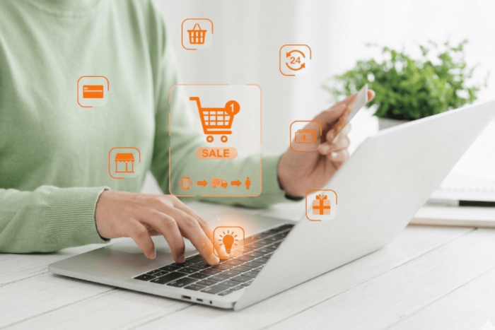 profissional de marketing no notebook e ícones de varejo na imagem.