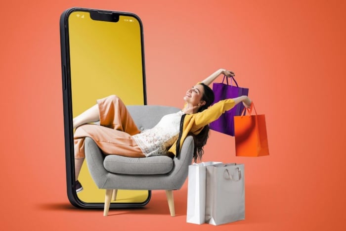 ulher com sacolas de compras feitas pelos Google Shopping em um celular