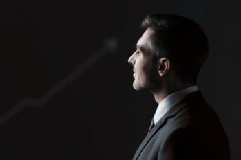 Profissional em ambiente corporativo enterprise representando a liderança contemporânea e a tomada de decisões na cadeira de Head de marketing.