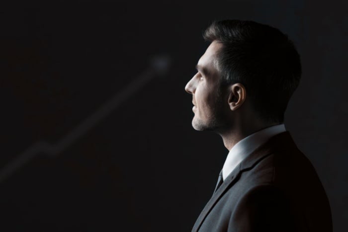 Profissional em ambiente corporativo enterprise representando a liderança contemporânea e a tomada de decisões na cadeira de Head de marketing.