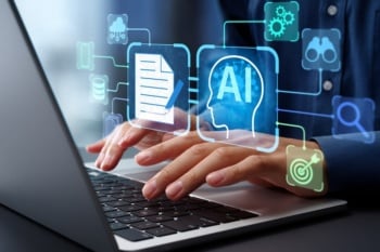 pessoa digitando com ícones de IA e elementos relacionados