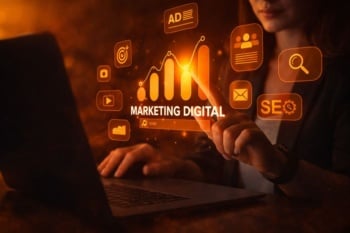 Profissional utilizando notebook com elementos visuais de marketing digital em tons de laranja, incluindo gráficos, SEO, anúncios e métricas de desempenho em ambiente moderno.