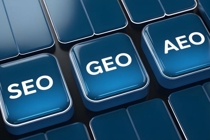 Teclas azuis de um teclado moderno com as siglas SEO, GEO e AEO gravadas em letras brancas, representando a evolução técnica das estratégias de busca digital e métricas de AEO.