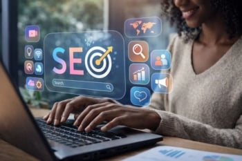 Mulher negra utilizando notebook com elementos gráficos e ícones digitais ao redor da tela para representar estratégias de SEO, análise de dados e crescimento orgânico no ambiente corporativo.