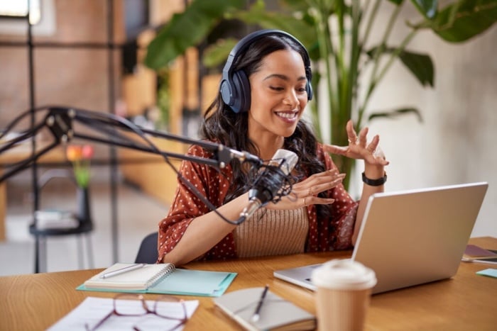 mulher gravando podcast sobre como criar um podcast