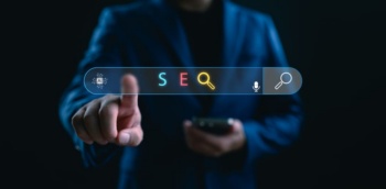 Profissional interagindo com uma barra de pesquisa digital com ícones de inteligência artificial e busca, representando estratégias de SEO B2B e novas formas de pesquisa online.
